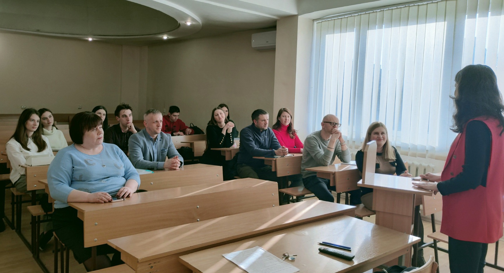 Учасники конференції уважно слухають Наталію Колодку